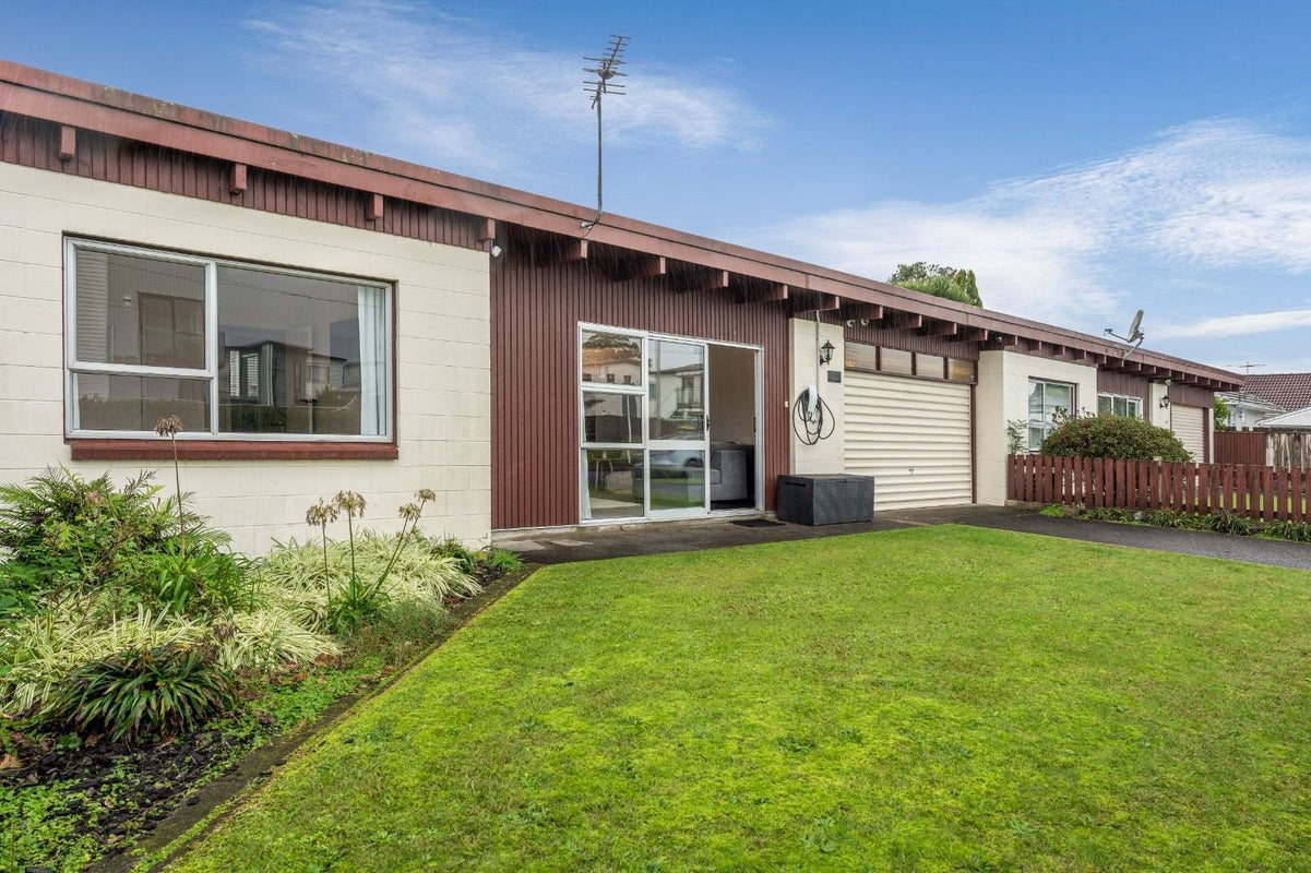 1/2 Edwards Avenue, Henderson, Auckland - Carousel 1