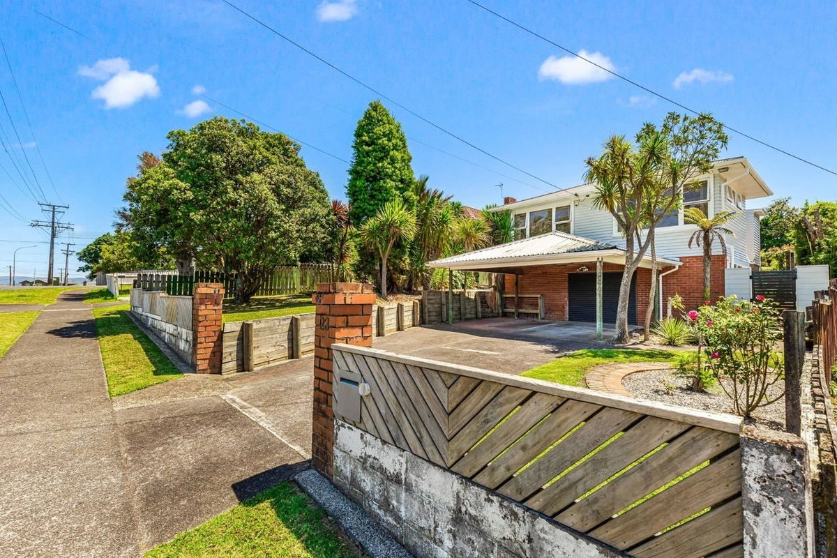 23 Gloria Avenue, Te Atatu Peninsula, Auckland - Carousel 1