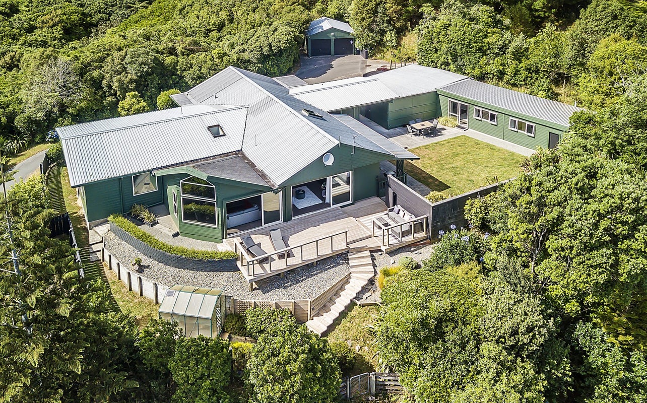 11 Wilmshurst Place, Tawa, Wellington - Carousel 1