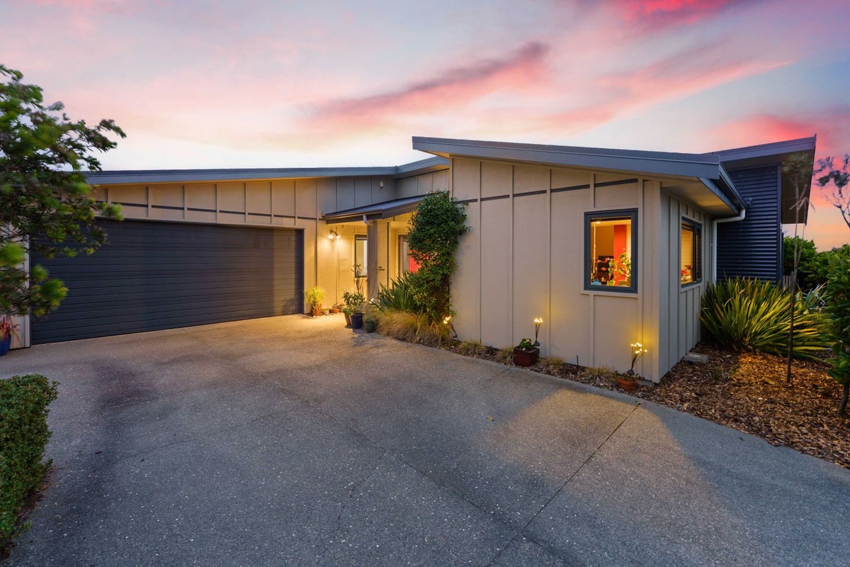 148 Field Way, Waikanae Beach, Waikanae - Carousel 2