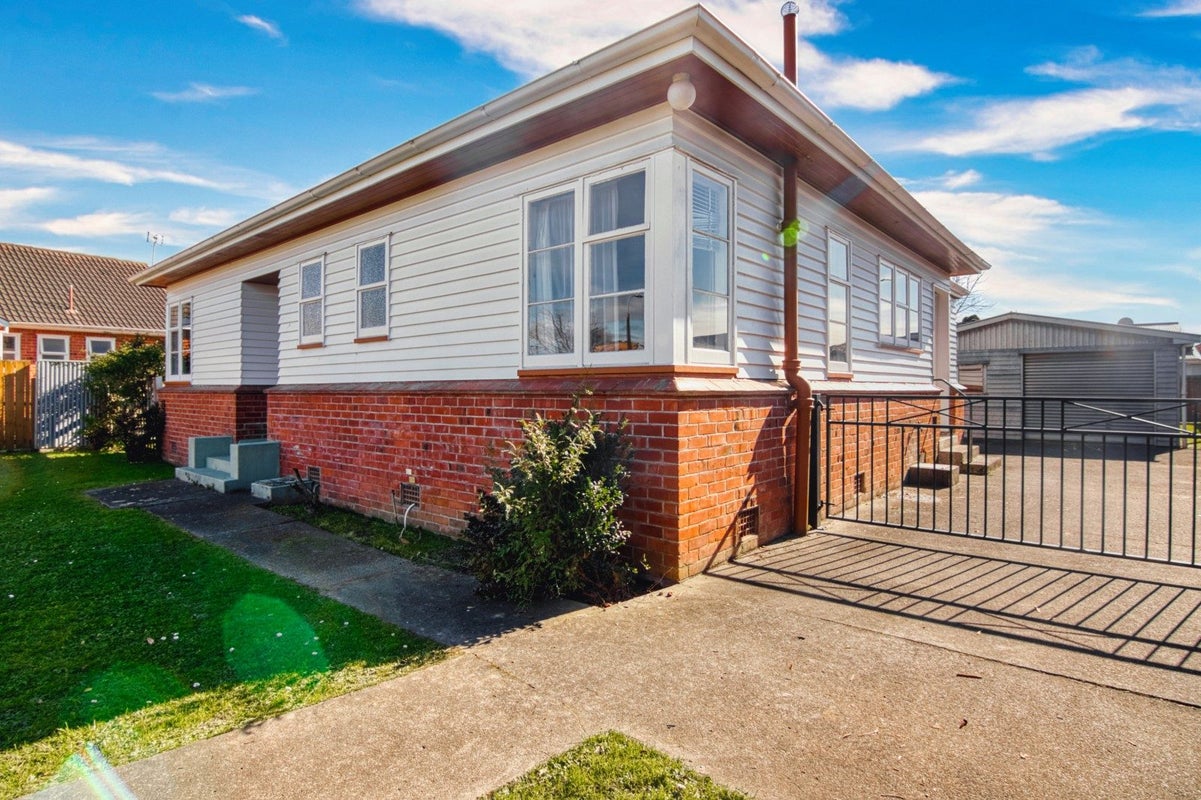 129 Savage Crescent, West End, Palmerston North - Carousel 2