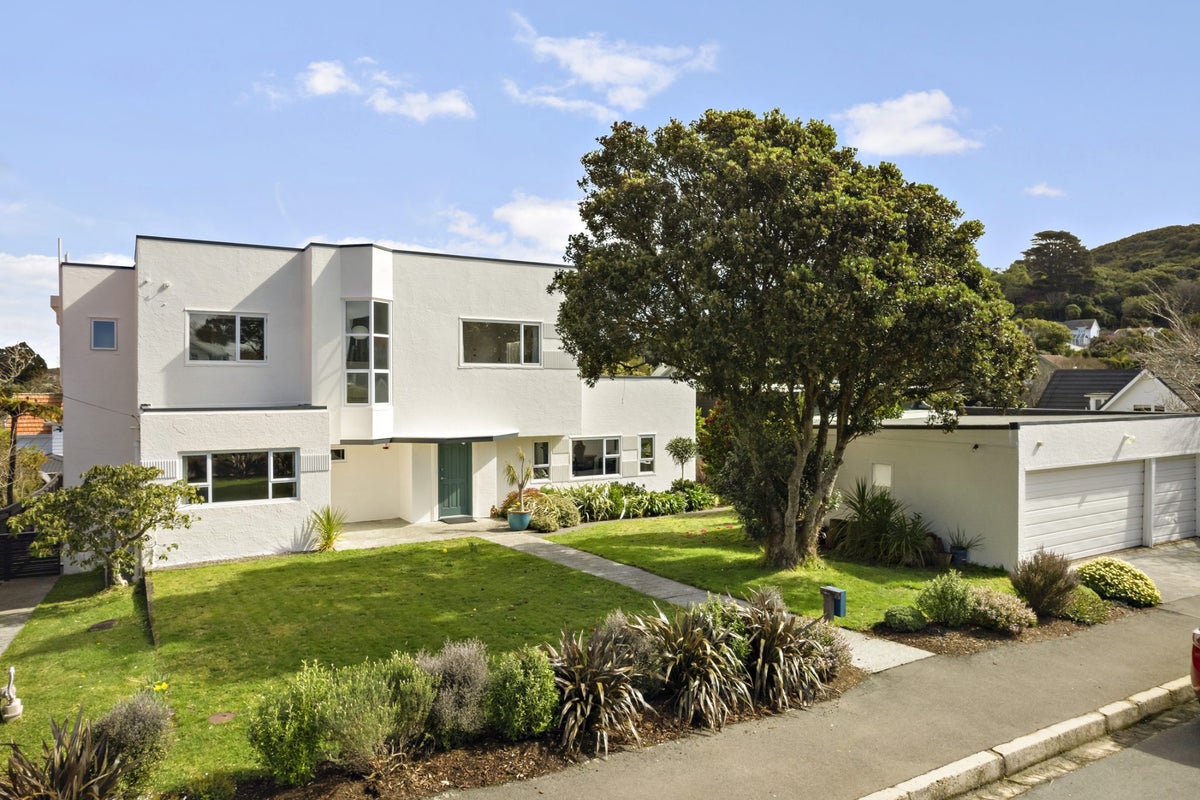 8 Lemnos Avenue, Karori, Wellington - Carousel 1