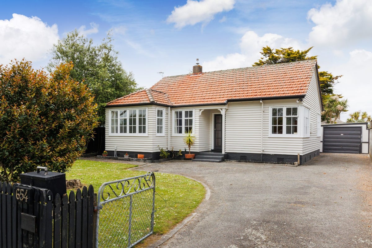 654 Featherston Street, Roslyn, Palmerston North - Carousel 1