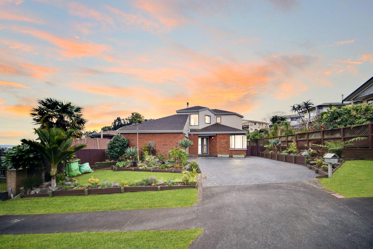 3 Ewhurst Place, Goodwood Heights, Auckland - Carousel 1
