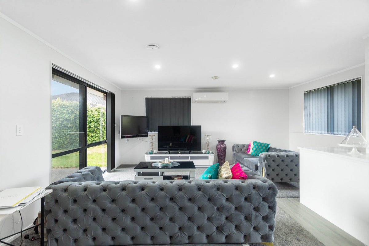 21 Loughinisland Place, Weymouth, Auckland - Carousel 2