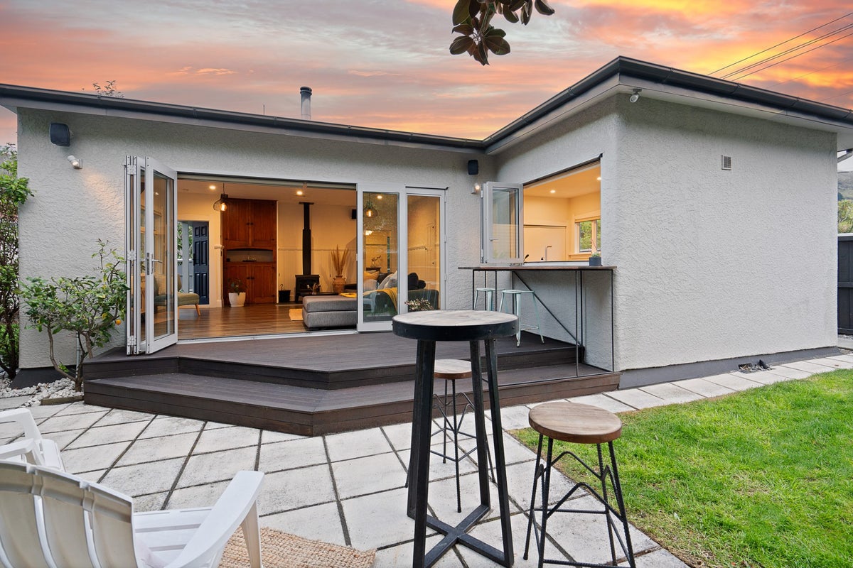 10 ST LEONARDS SQUARE, Sumner, Christchurch - Carousel 1
