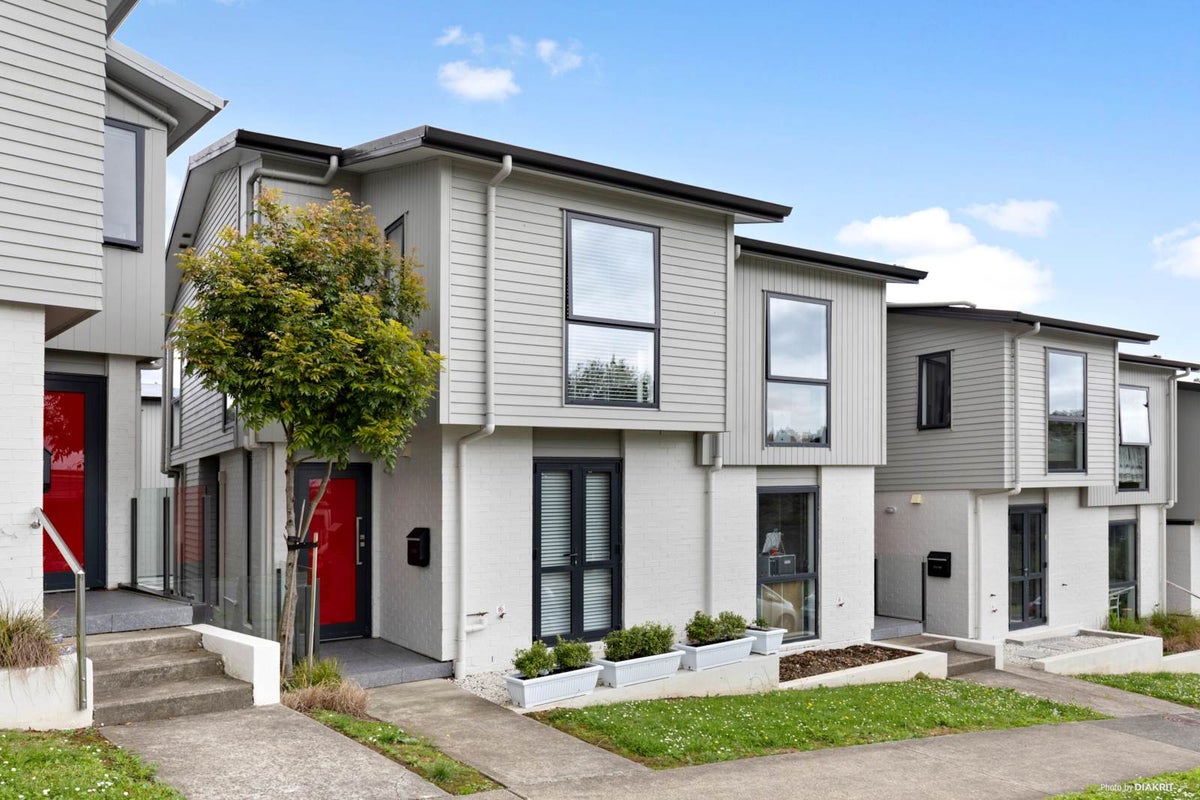 13/10 Silver Moon Road, Albany Heights, Auckland - Carousel 1