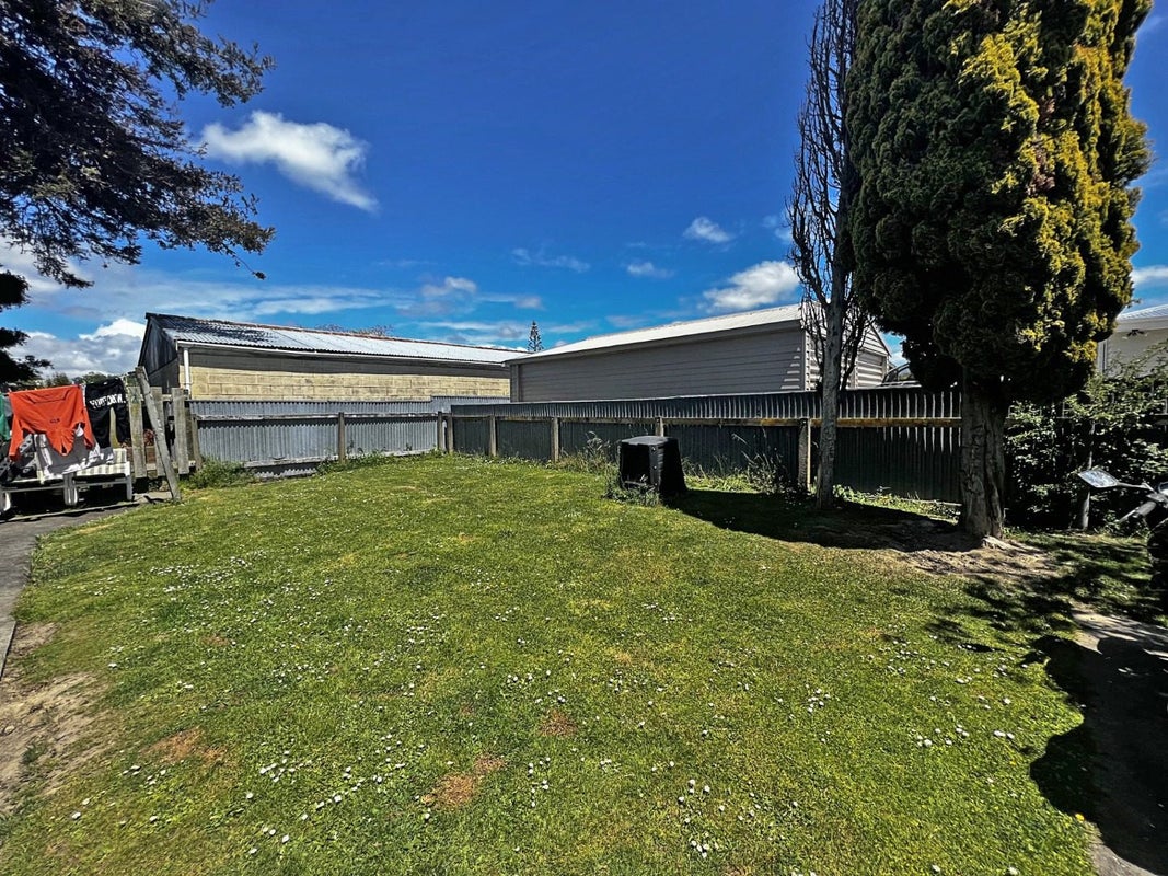 16 Glasgow Street, Takaro, Palmerston North - Carousel 11