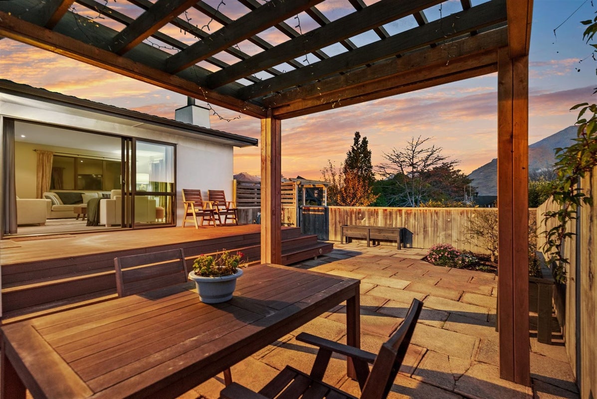 31 Cedar Drive, Kelvin Heights, Queenstown - Carousel 1