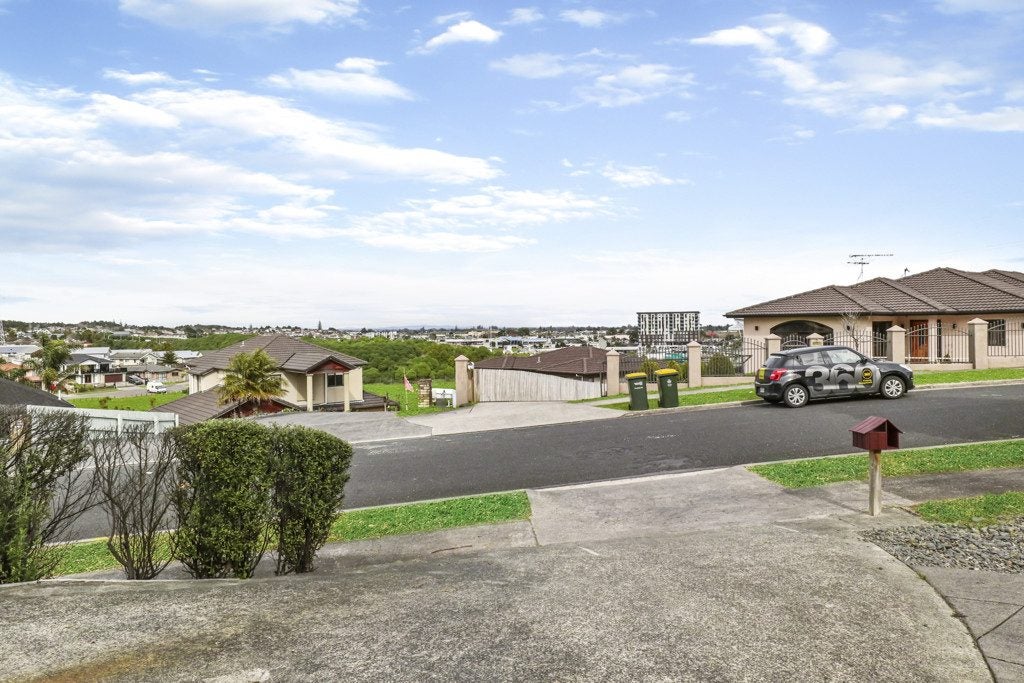 15 Fairchild Avenue, Goodwood Heights, Auckland - Carousel 15