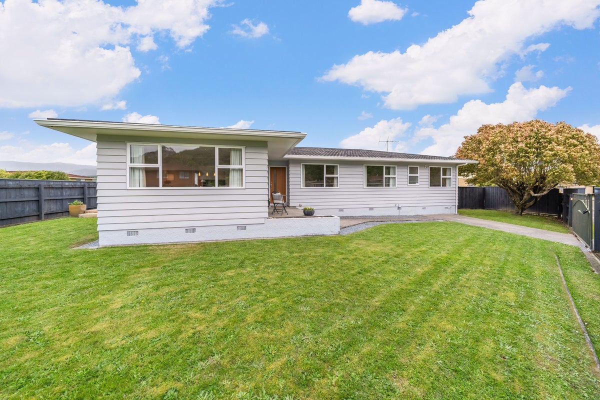 2 Mitre Grove, Trentham, Upper Hutt - Carousel 28