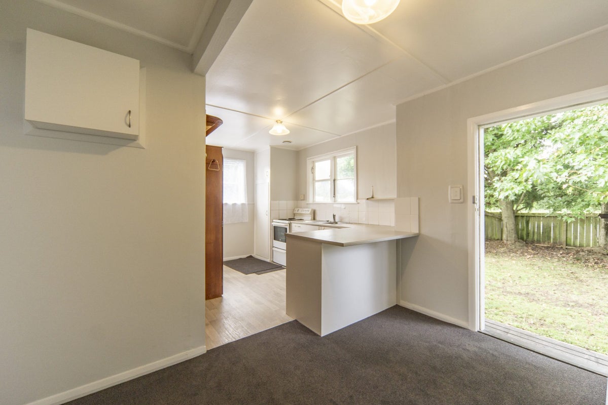 143 Cobham Drive, Hamilton East, Hamilton - Carousel 1