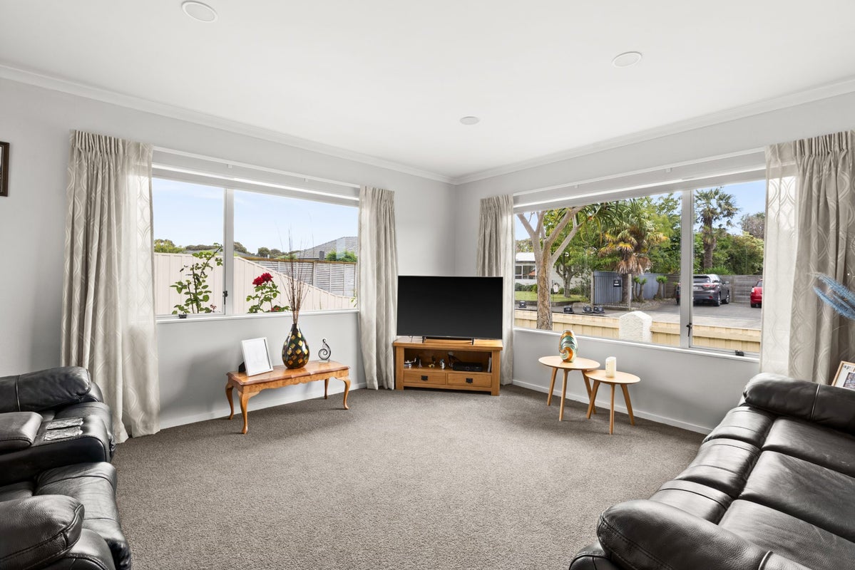 2A Cassino Crescent, Onekawa, Napier - Carousel 2