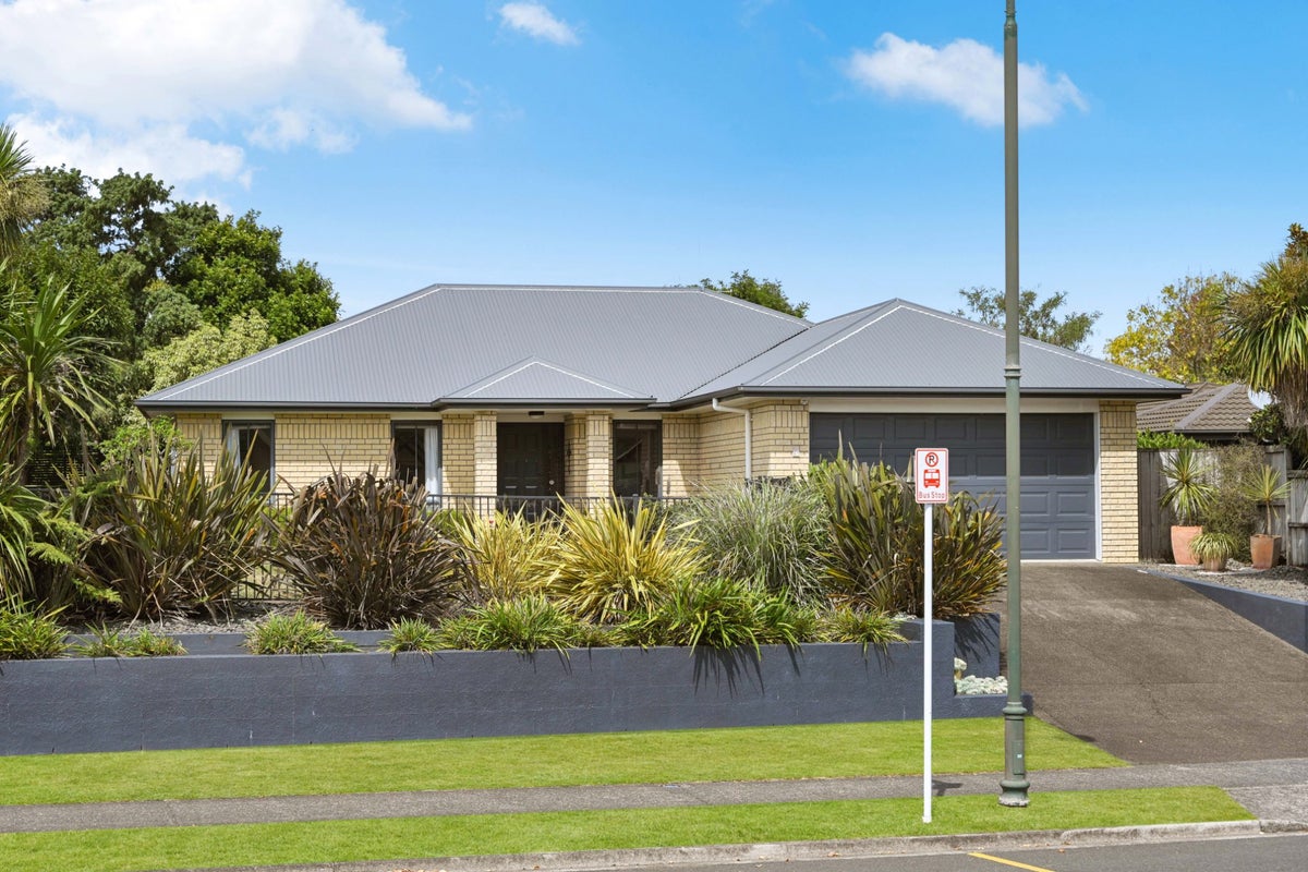 27 St James Drive, Huntington, Hamilton - Carousel 21