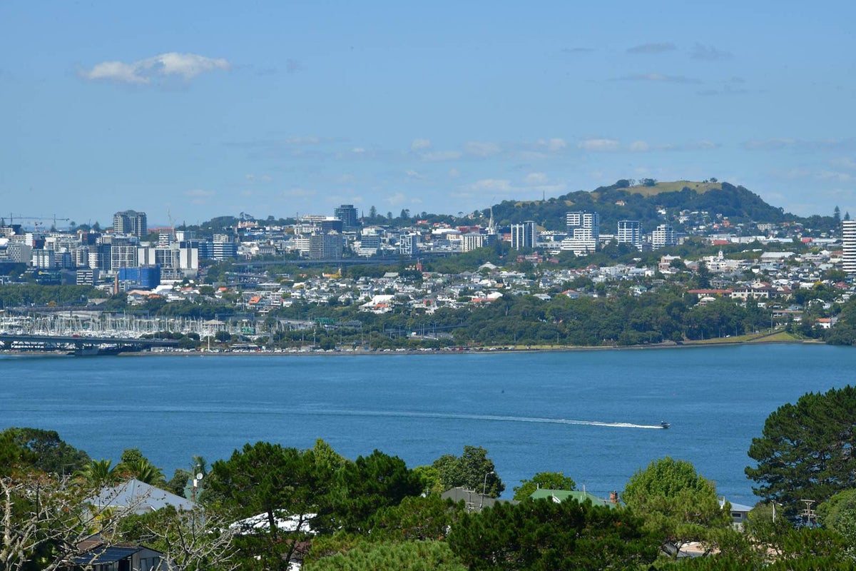 2/4 Huka Road, Birkenhead, Auckland - Carousel 1