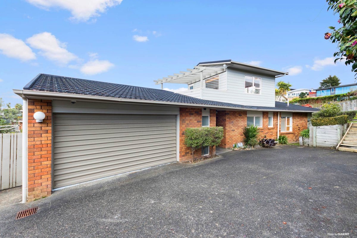 13 Bernleigh Terrace, West Harbour, Auckland - Carousel 1