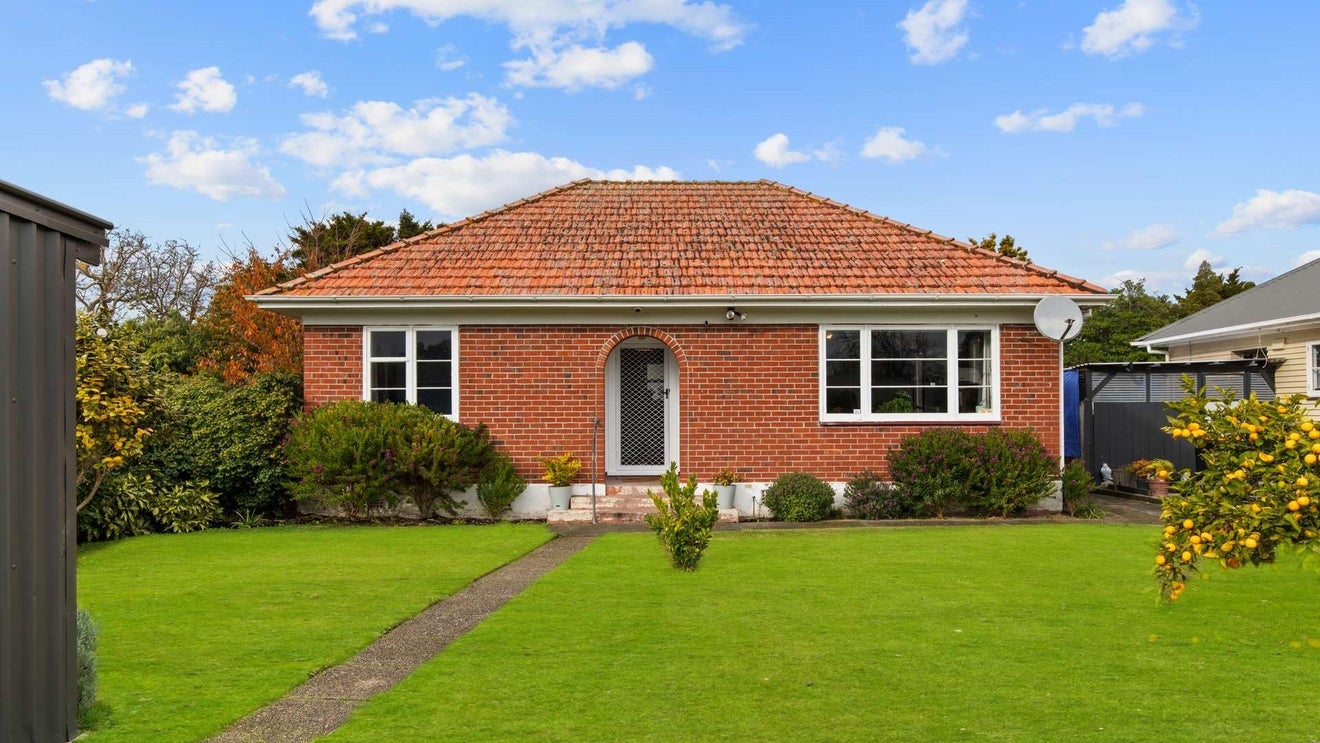 19 Savage Crescent, West End, Palmerston North - Carousel 1