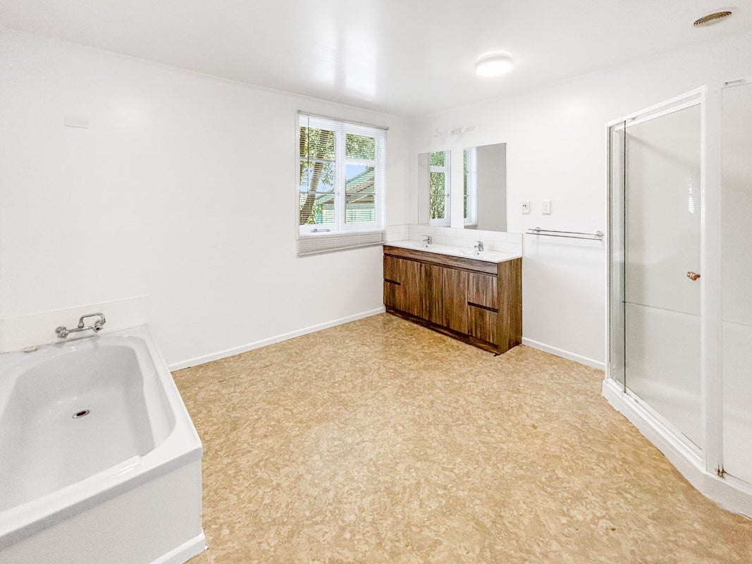 77 Kauri Point Road, Laingholm, Auckland - Carousel 10