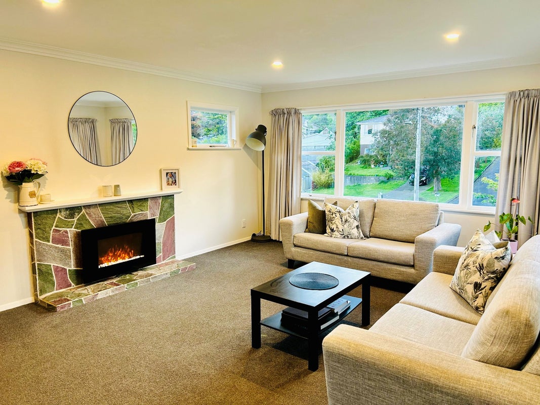4 Saint Johns Terrace, Tawa, Wellington - Carousel 2