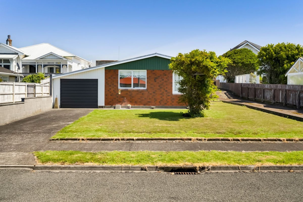 11 Victoria Street, Hawera - Carousel 22