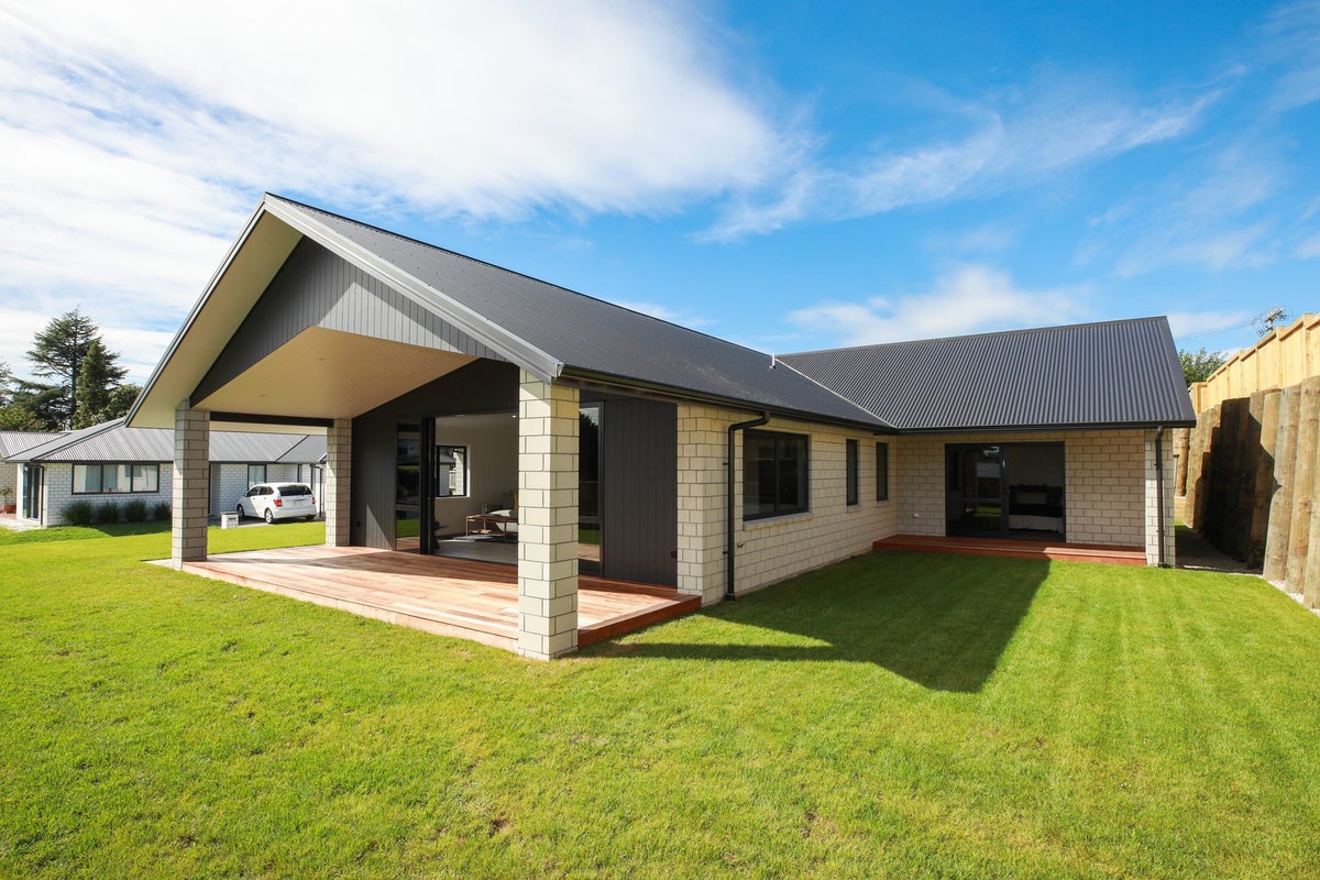 2/12 Whitmore Street, Kihikihi, Te Awamutu - Carousel 1