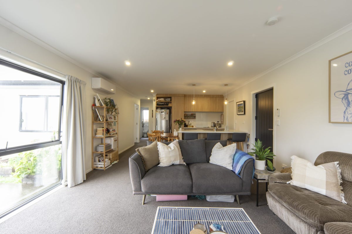 1/17 Greta Street, Glenview, Hamilton - Carousel 2