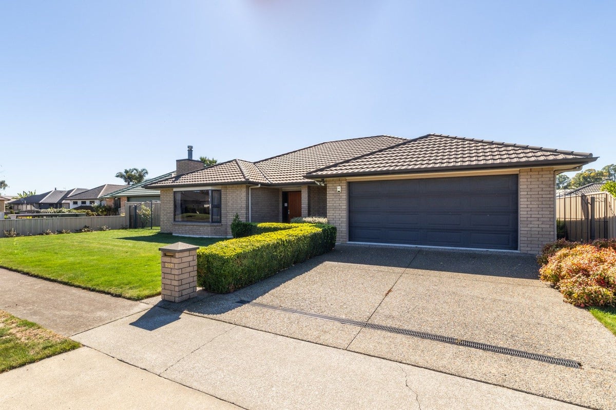 207 Frimley Oaks, Frimley, Hastings - Carousel 18