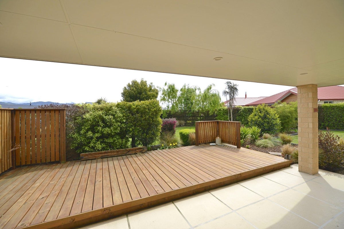 24 Mill Grove, Clareville, Carterton - Carousel 29