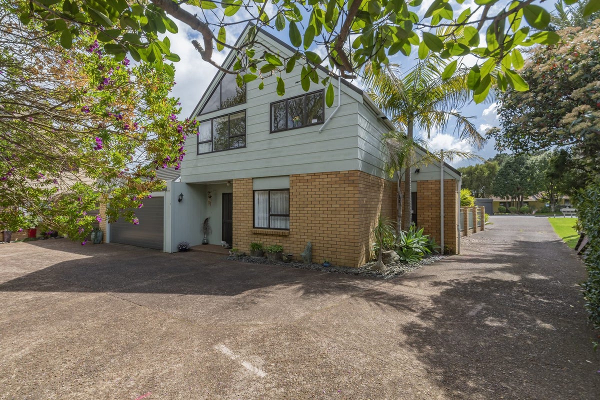 1/7 Pegasus Place, Half Moon Bay, Auckland - Carousel 1