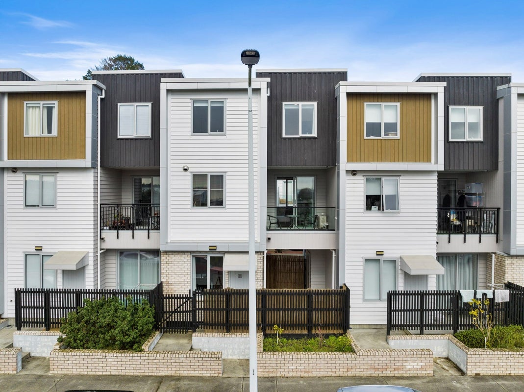 23 Ceramic Lane, New Lynn, Auckland - Carousel 21