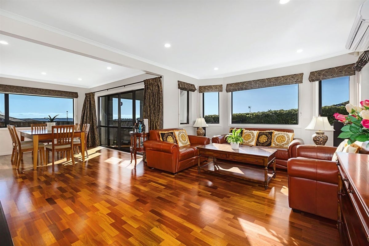 21 Aspiring Terrace, Aotea, Porirua - Carousel 2