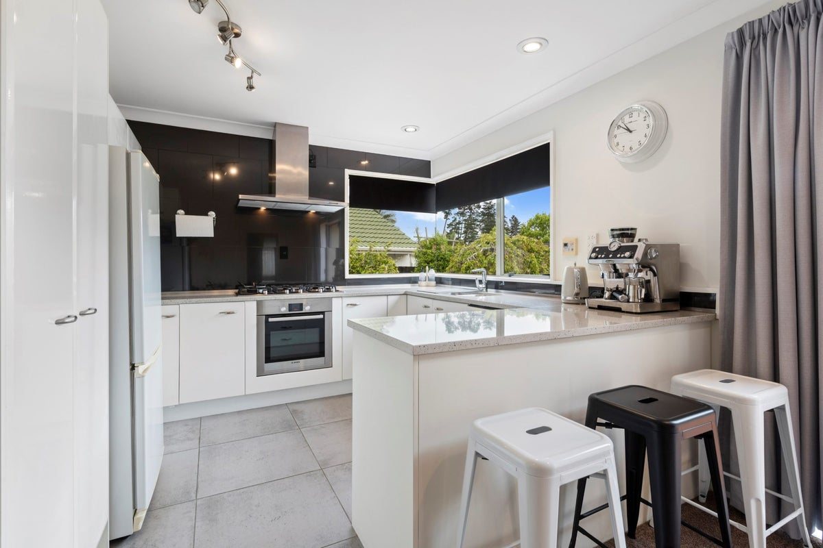 9 Solana Court, Botany Downs, Auckland - Carousel 2