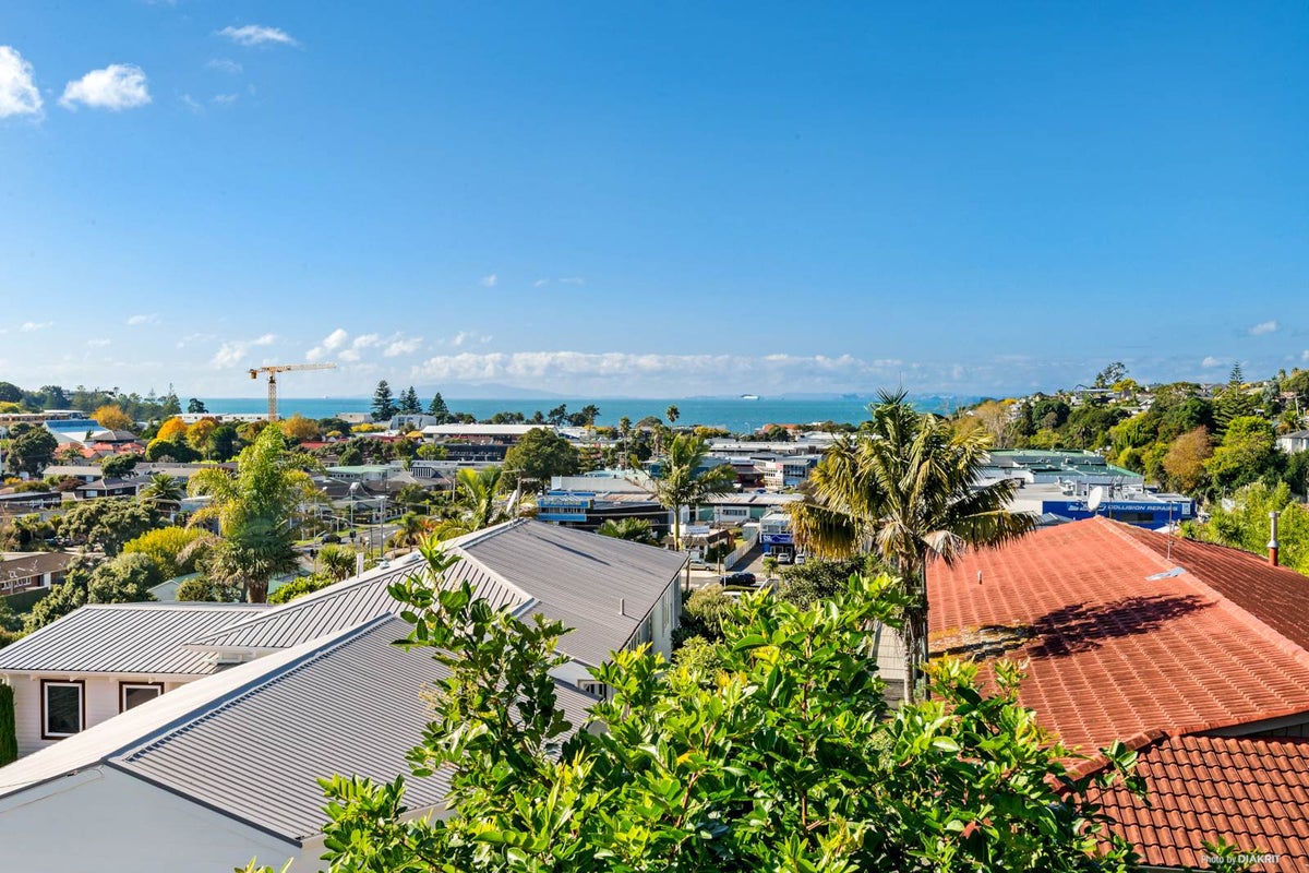 1/0 Glencoe Road, Browns Bay, Auckland - Carousel 1