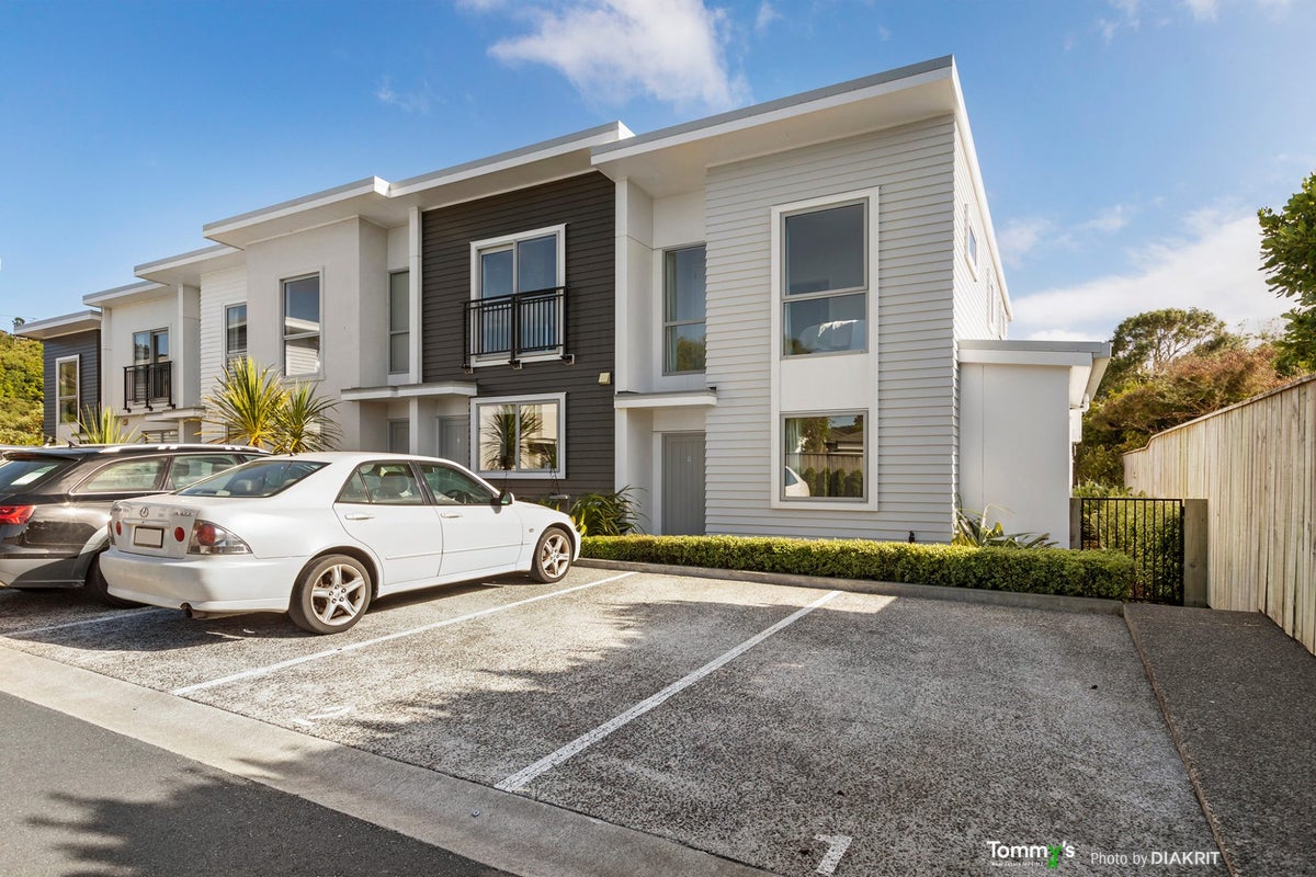 32 Dr Taylor Terrace, Johnsonville, Wellington - Carousel 1