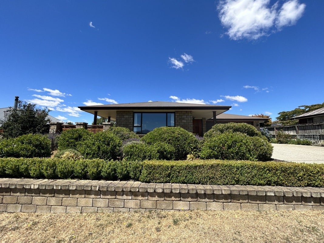 33 Meadowstone Drive, Wanaka - Carousel 1