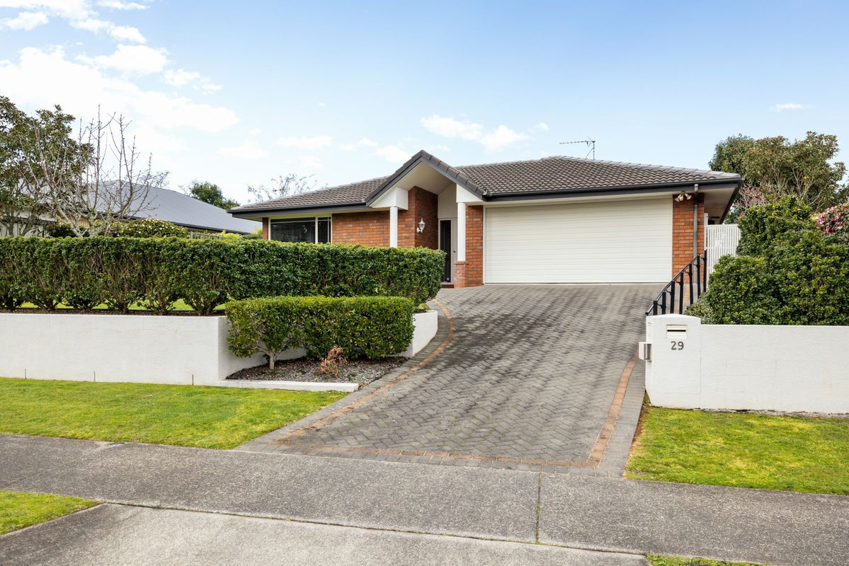 29 St James Drive, Huntington, Hamilton - Carousel 1