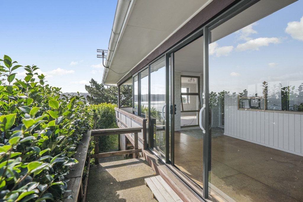 2/19 Howard Road, Eastbourne, Lower Hutt, Wellington - Carousel 2