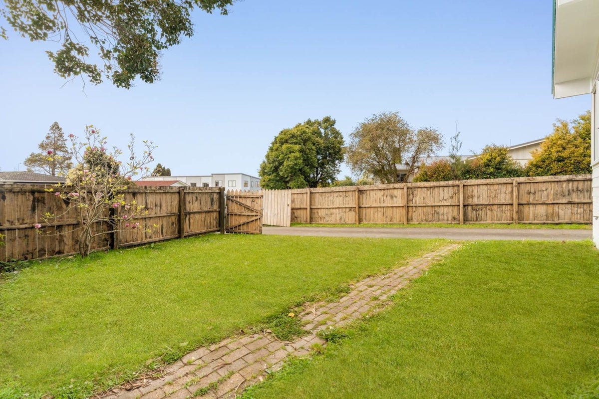 18 Tango Place, Henderson, Auckland - Carousel 23