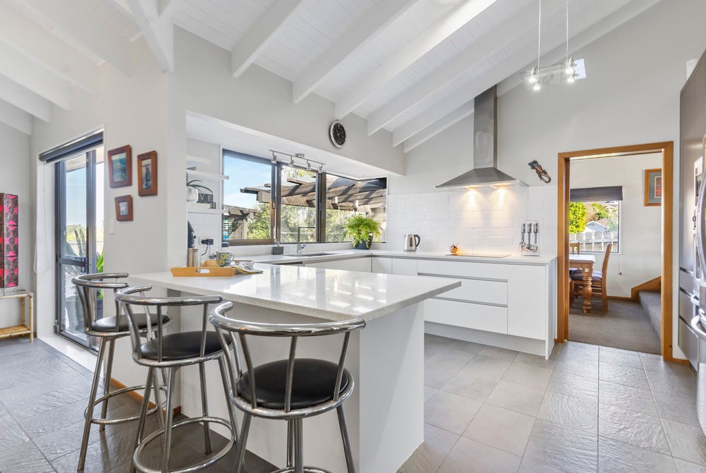 33 Channing Crescent, Botany Downs, Auckland - Carousel 2