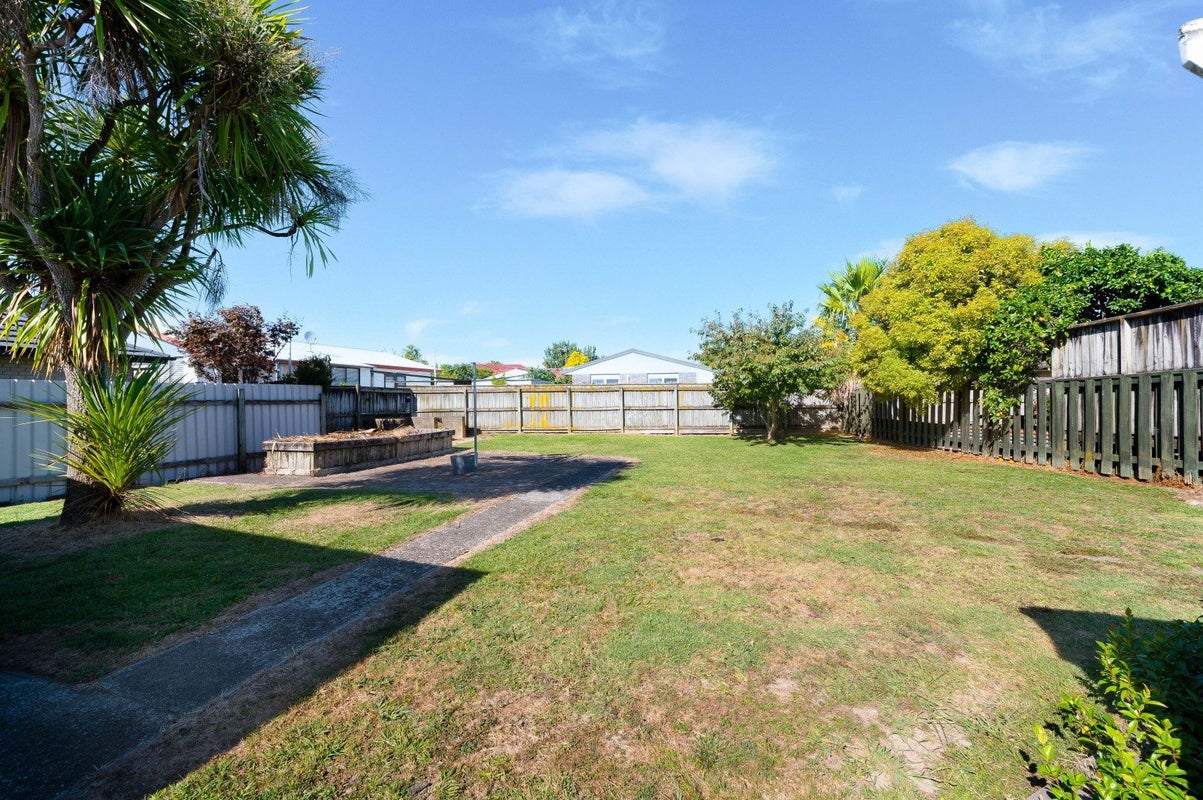 12 Bruce Avenue, Glenview, Hamilton - Carousel 2