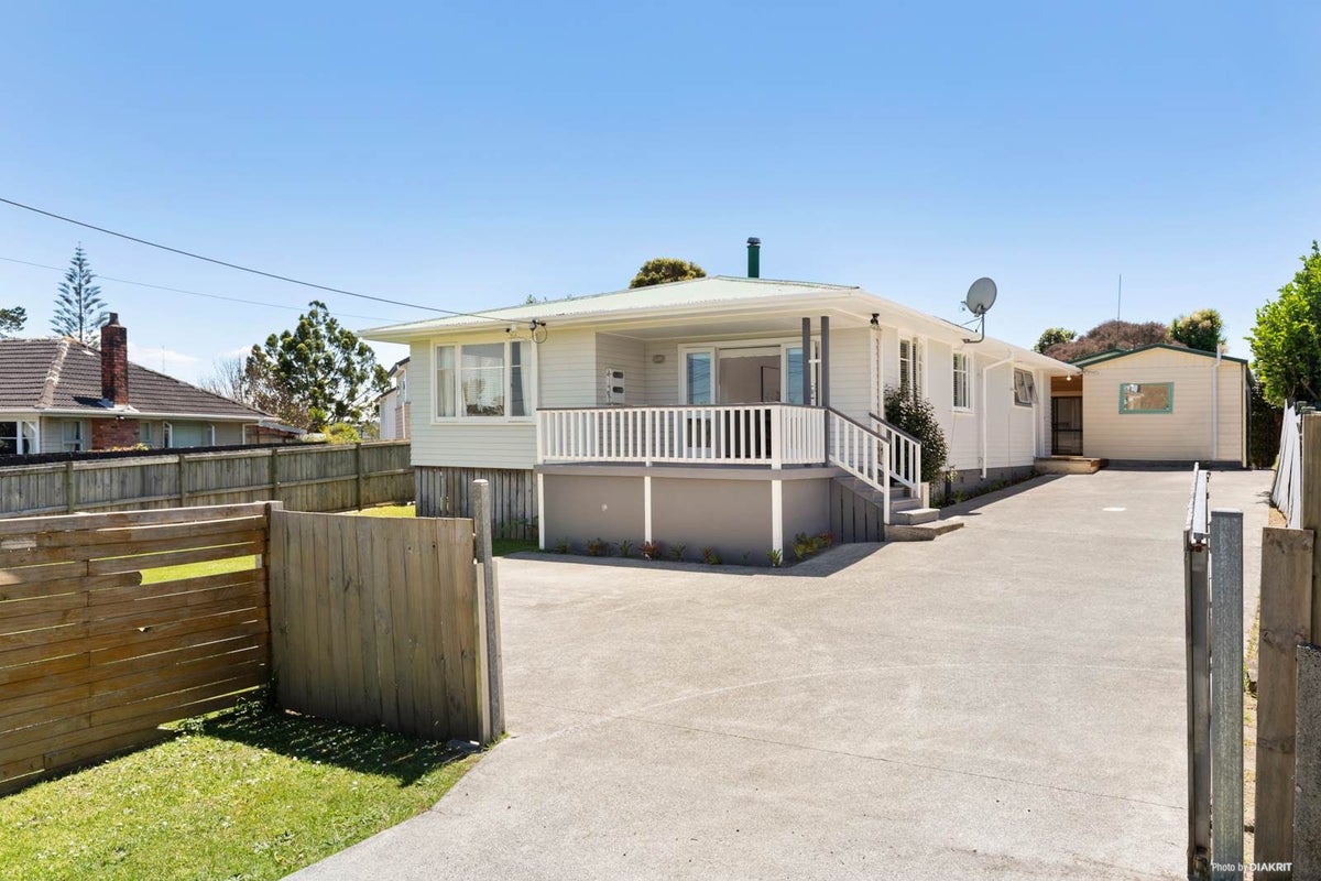 3 Quiet Street, Te Atatu South, Auckland - Carousel 1