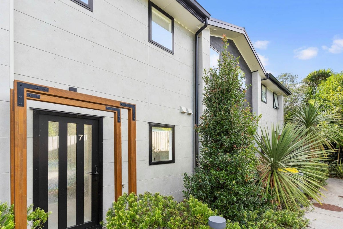 7/102 Millbrook Road, Sunnyvale, Auckland - Carousel 1