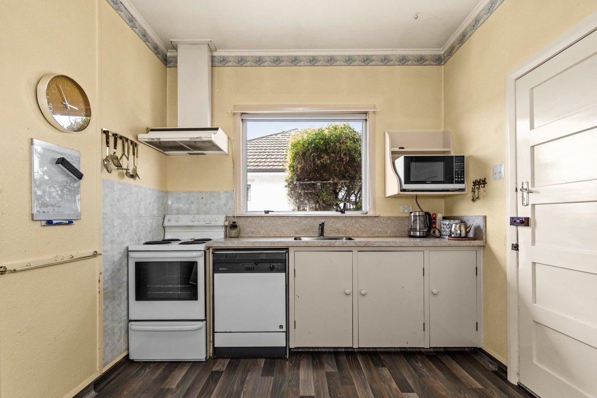 12 Anzac Avenue, Onekawa, Napier - Carousel 2