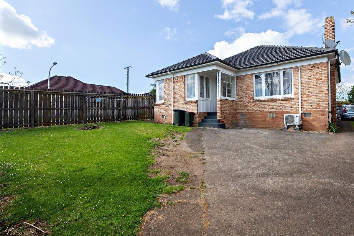11 Hendry Avenue, Hillsborough, Auckland - Carousel 2