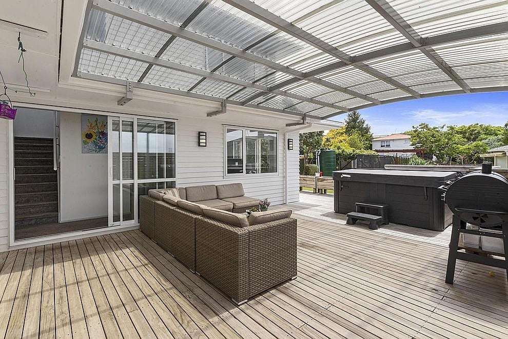 28 Tiroroa Avenue, Te Atatu South, Auckland - Carousel 2