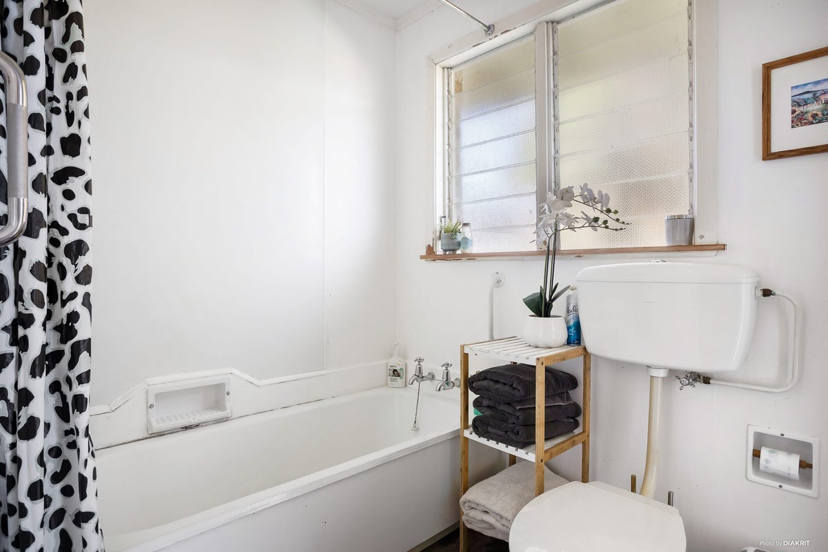 8 Kelvin Place, Hamilton East, Hamilton - Carousel 15