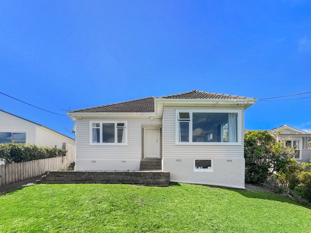 108 Nevay Road, Karaka Bays, Wellington - Carousel 1