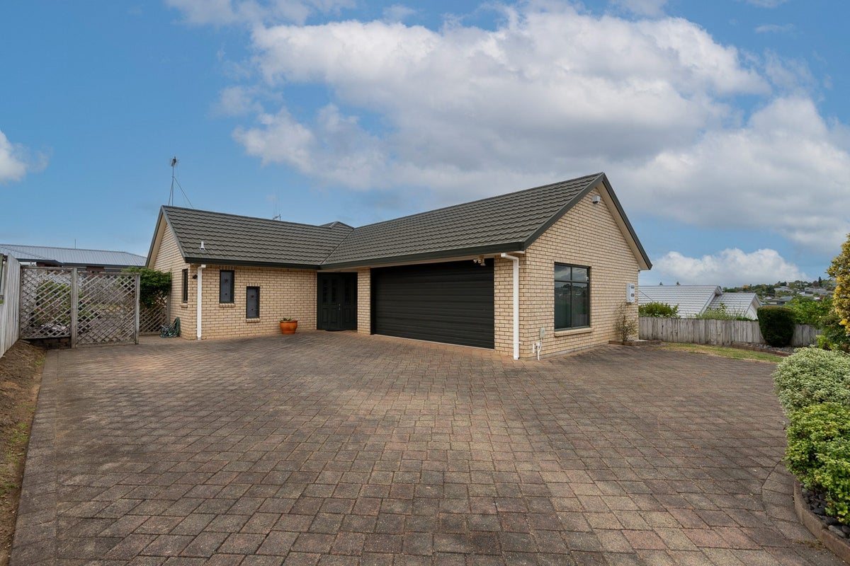 22 Hollinger Place, Nawton, Hamilton - Carousel 1