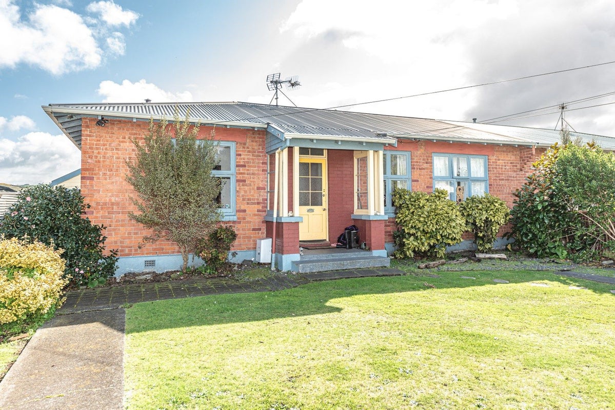 17 Kitchener Street, Whanganui East, Whanganui - Carousel 1