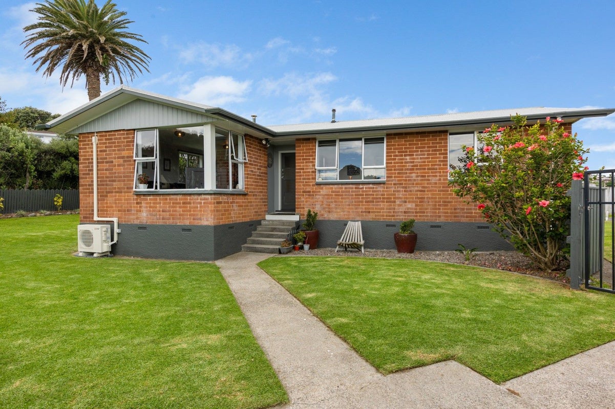 14 Naumai Place, Spotswood, New Plymouth - Carousel 2